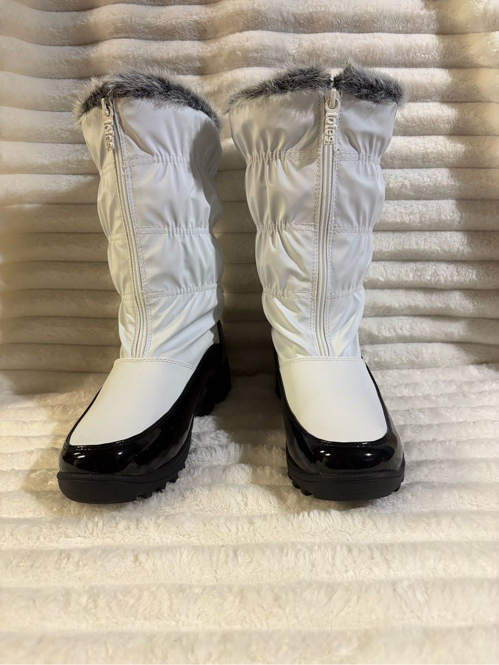 totes White and Black Faux-Fur Trim Snow Boots 8M